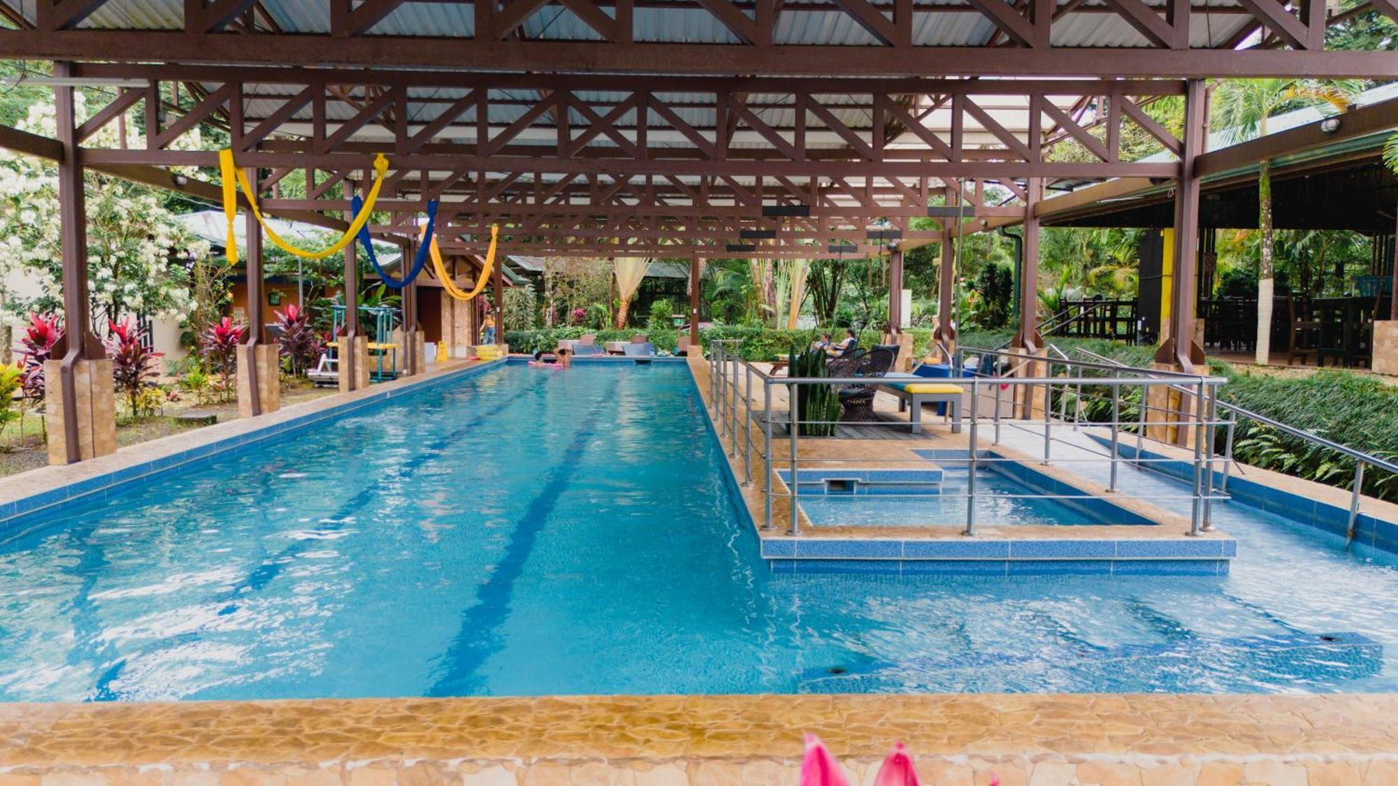 Avita Lodge Quesada  Экстерьер фото