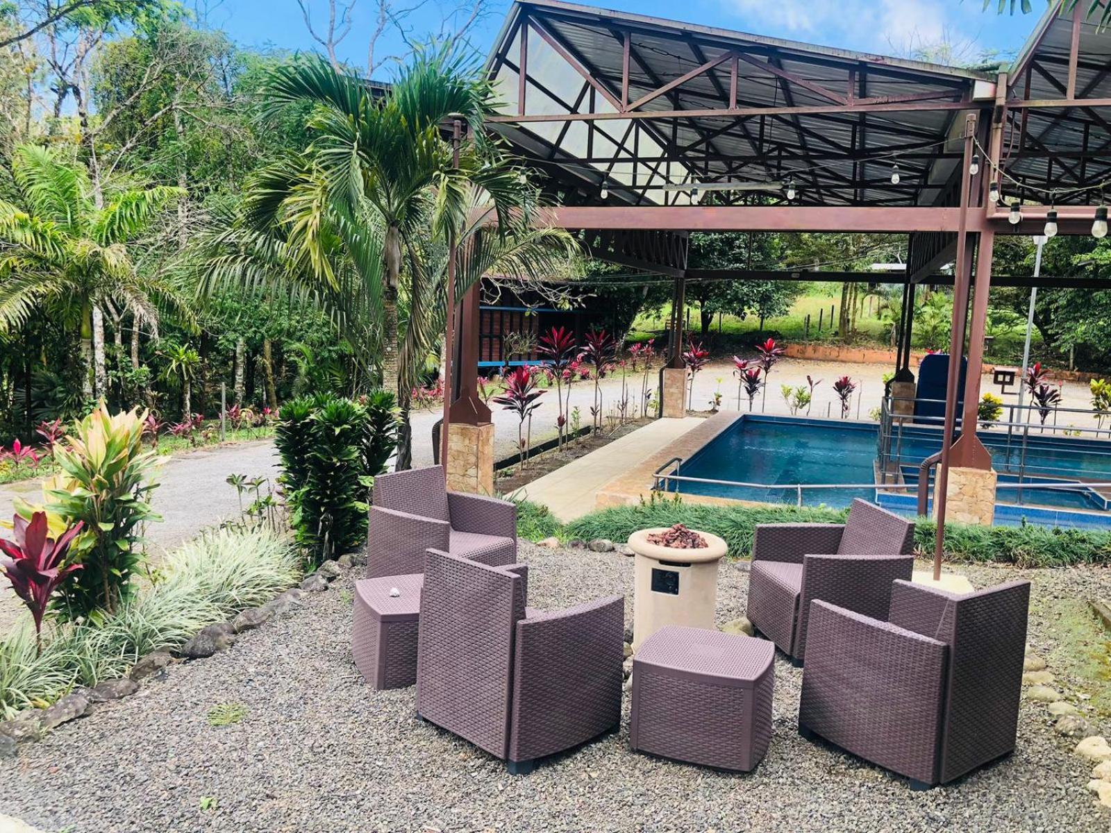 Avita Lodge Quesada  Экстерьер фото