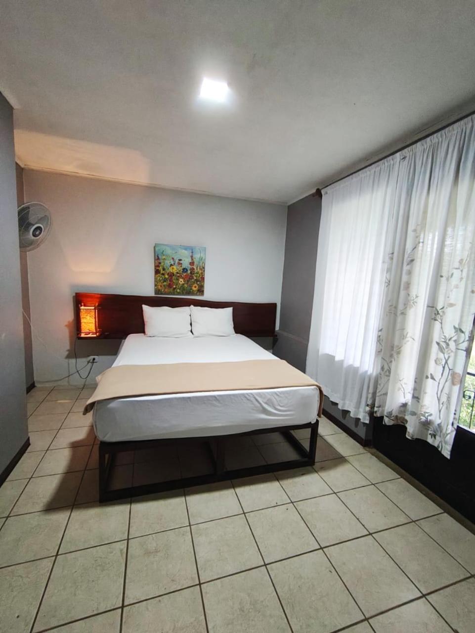 Avita Lodge Quesada  Экстерьер фото